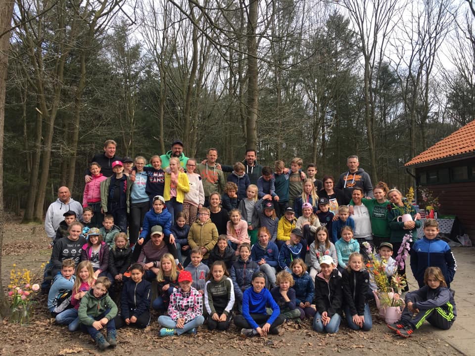 Groepsfoto van iedereen op het kamp